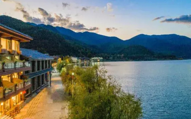 Lake View Hotel