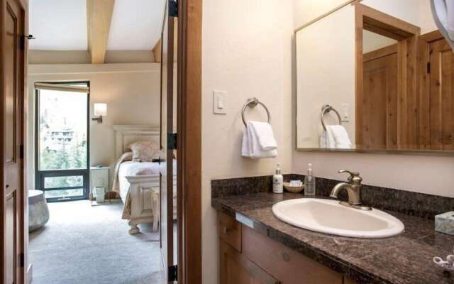 3 Bedroom Antlers Vacation Rental With Incredible Slopeside Views and Just a Short Walk to Gondola and Lionshead Village