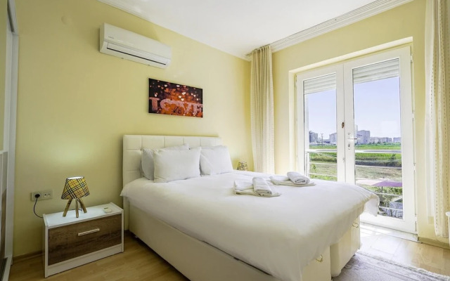 Chic Villa w Patio 5 min to Beach in Antalya