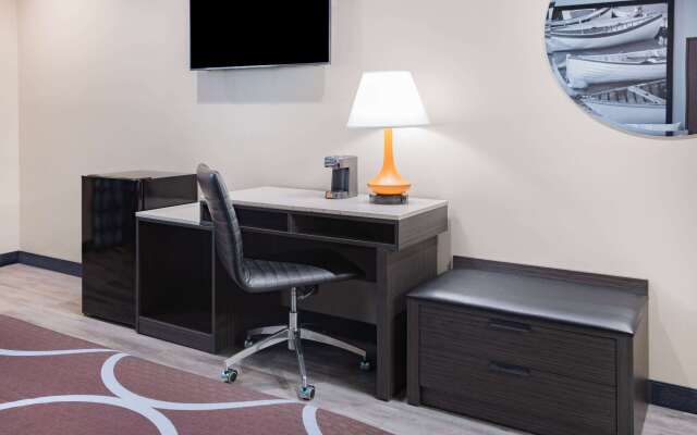 Super 8 by Wyndham Lindenhurst