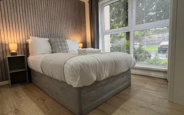 Modern Spacious Apartment in Private Grounds