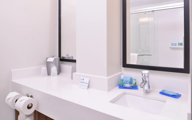 Holiday Inn Express New Orleans - St Charles (ex Modern Hotel)