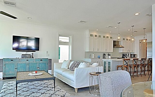 Pass-A-Grille Luxury Waterfront 612 by TechTravel