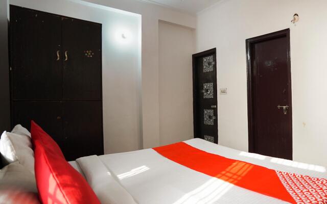 OYO 66305 Noida Palace