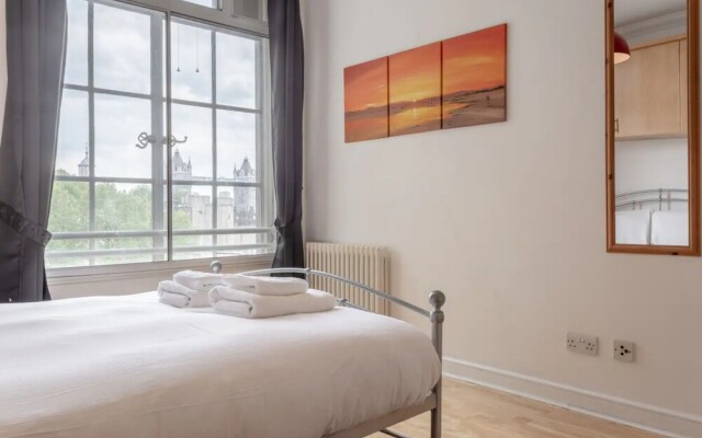 Large & Central 2BD Flat - Tower Hill