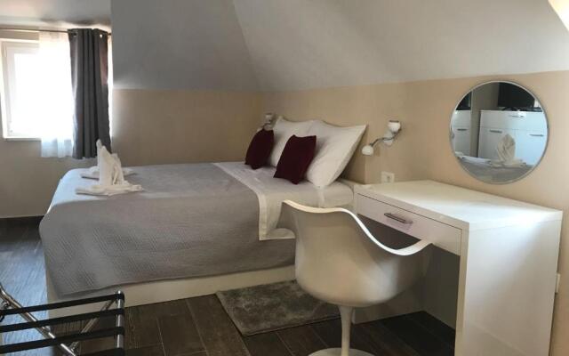 Elegant Residence Rooms