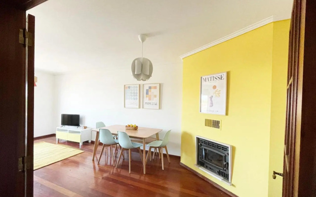 Yellow House Aveiro Free Netflix and garage