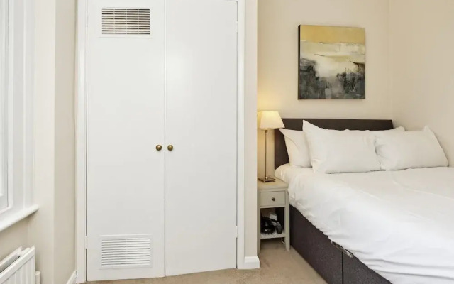 Elegant Earl s Court Flat by Underthedoormat