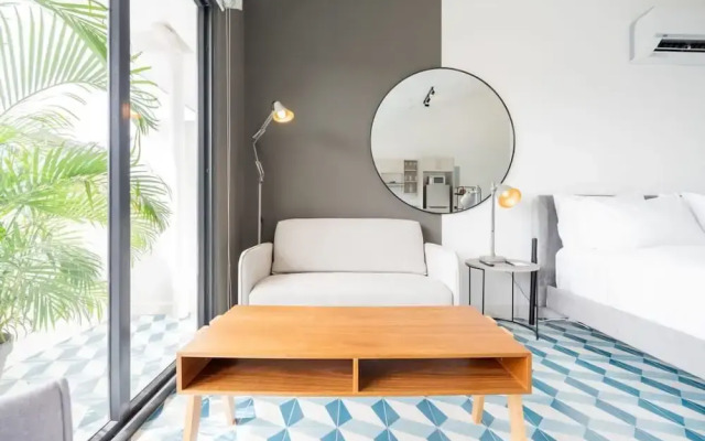 w Modern Loft in Santa Ana