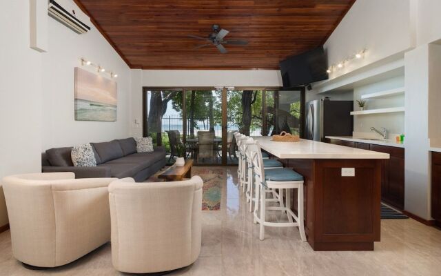 Casa Woodbine Beachfront House