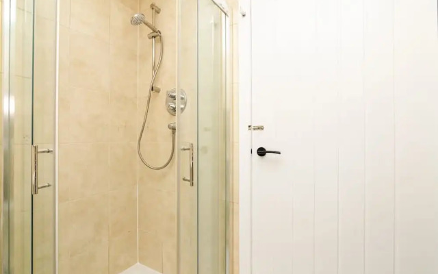 2 Bedroom Flat - Free Parking