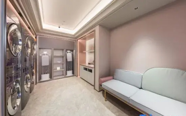 Mercure Hotel Xinyang Baopeng Square