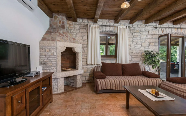 Spacious Villa in Tinjan With Pool