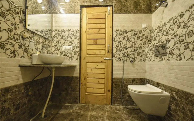 Raku's Place by OYO Rooms