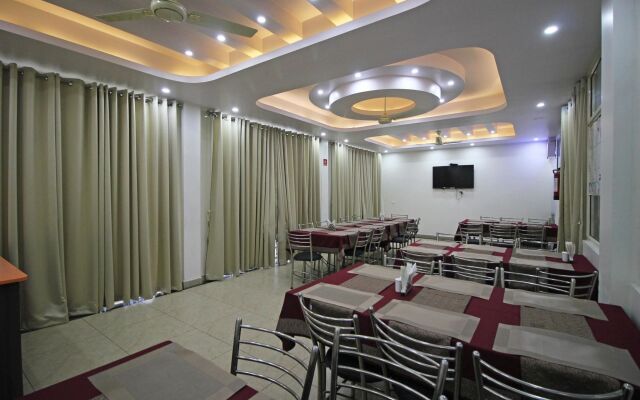 OYO 4756 Hotel Apple Inn
