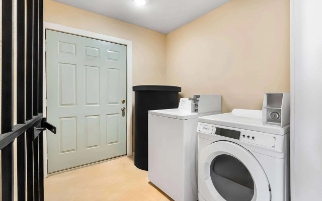 Super 8 by Wyndham Pleasanton