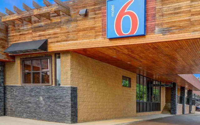 Motel 6 Brooks, AB