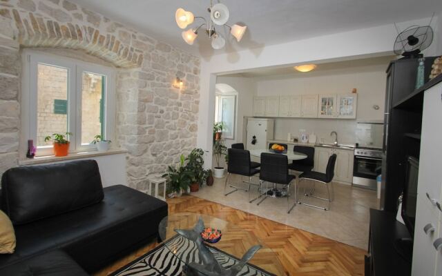 Modern apt in the Stone House in the Very Center