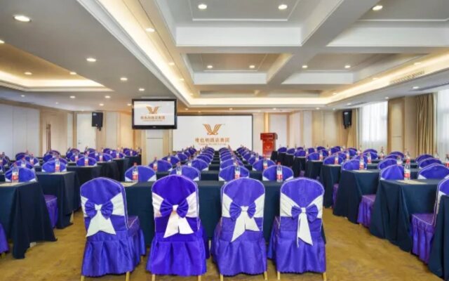 Vienna International Hotel (Xinyang Railway Station Tianrun Plaza Store)