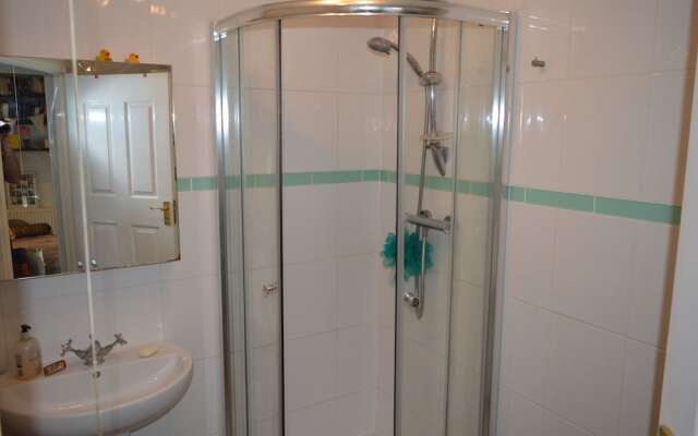 Top Floor Central 2 Bedroom Apartment