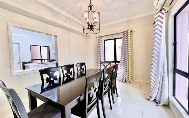 PENTHOUSE MARINA COURT VACATION HOME 5 BEDROOMS KOTA KINABALU 15pax