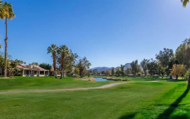 Stylish Condo With Golf Course Views
