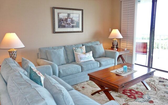 Alluring Beachfront Condo With Pool and View of Lagoon