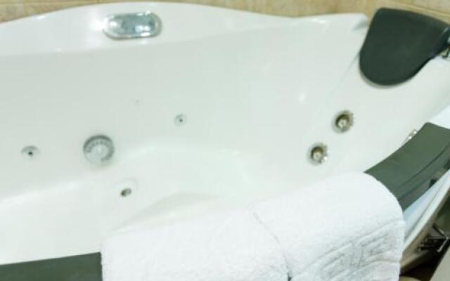 Studio Suite near Lake with Jacuzzi