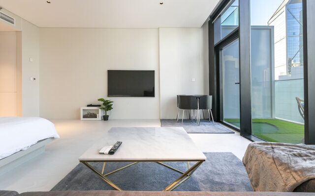 Driven Holiday Homes Marquise Square