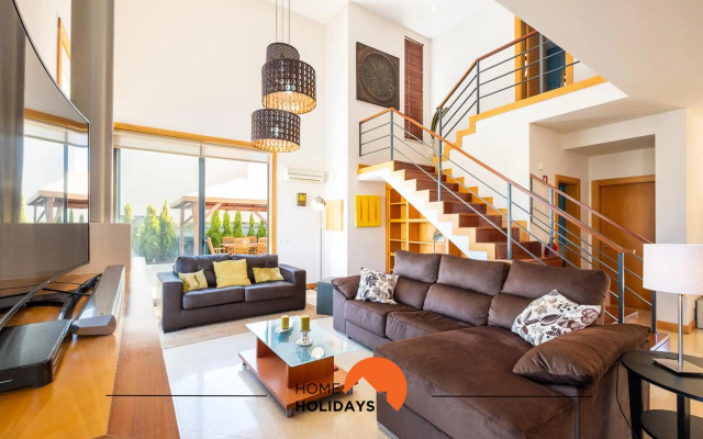 #076 Stunning and Modern Villa Near NewTown, Beach Pool