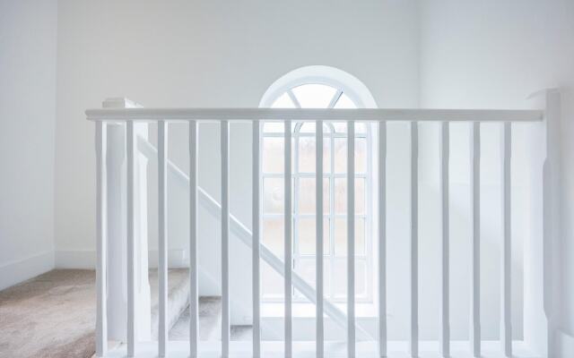 Stylish 3-bed Home in East London Free Parking