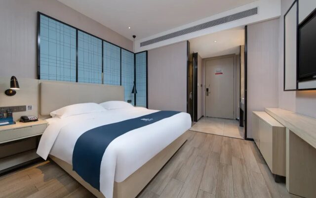 Echarm Hotel (Nanchang Bayi Square Subway Station Wushang MALL)