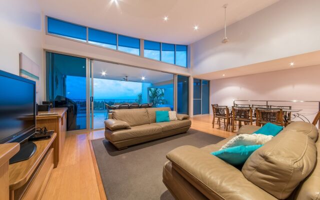 Azure Seas Executive - Airlie Beach
