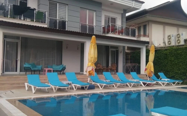 Paddys Apartments, Hisarönü