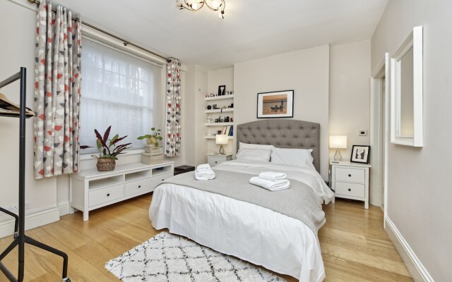 Spacious Pimlico Apartment by Underthedoormat