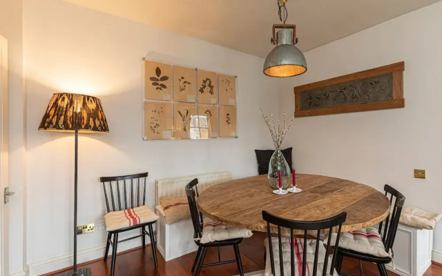JOIVY Stylish 2-bed Flat w/ Terrace Near Battersea Park