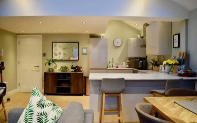Modern 3 Bedroom Garden Flat in Tooting