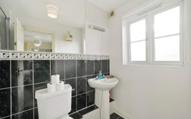 Stylish 2 bed Apt - Free Parking