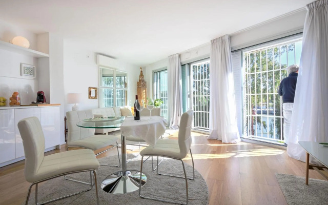 Betis Deluxe Riverside by Valcambre