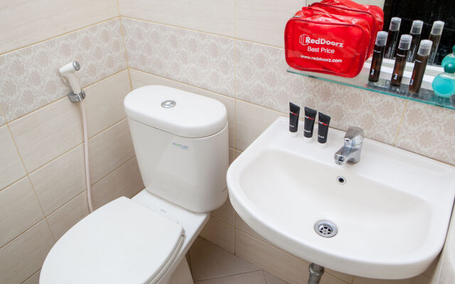 RedDoorz Plus near Isola UPI
