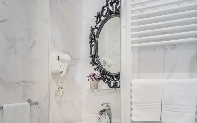 L'Opera Rooms & Suite