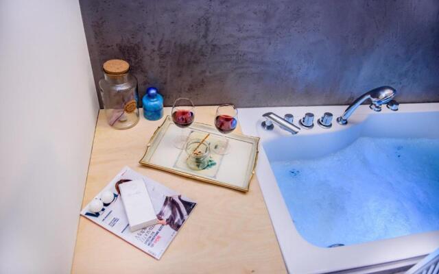 Perfectly located jacuzzi Apt