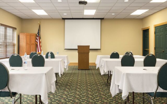 Country Inn & Suites by Radisson, Salina, KS