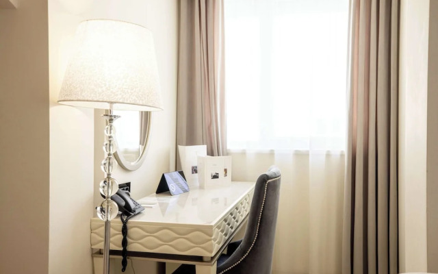 Tresor Le Palais Timisoara, Curio Collection By Hilton