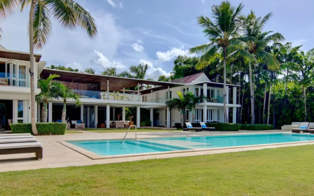 Breathtaking Ocean-view Home w Pool Modern Design