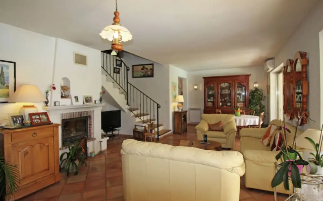 Spacious Villa at Saint-raphael With Jacuzzi