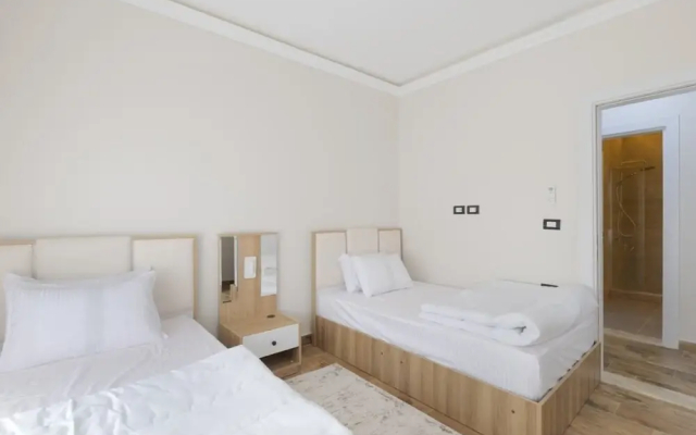 Upper Duplex 3BR in Eastown Sodic