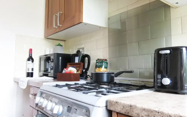 Tudors eSuites Four Bedroom House Garden