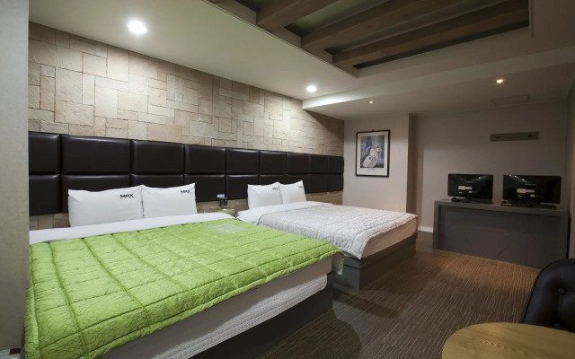 Max Motel