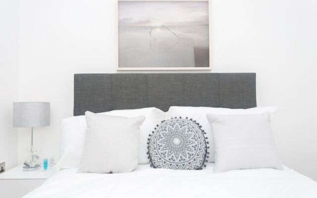 Chic & Newly Refurbished Townhouse in Bath